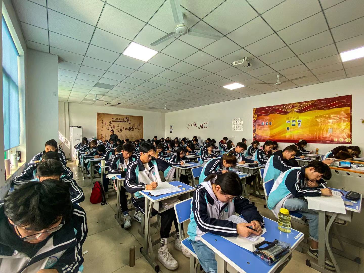 清华大学2018年自主招生开考 考生排队进场-七考网